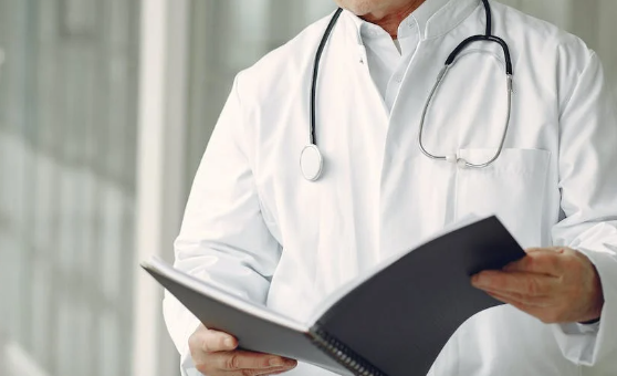 Уролог Малхасян назвал первые симптомы мочекаменной болезни