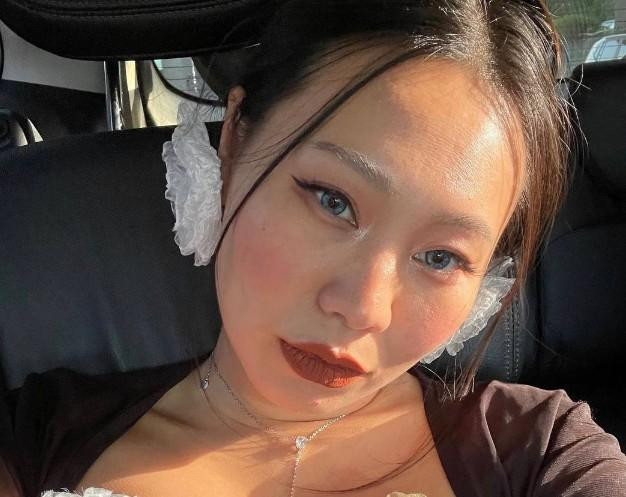 Финалистка шестого сезона «Голоса» Ян Гэ показала кольцо и сообщила о помолвке