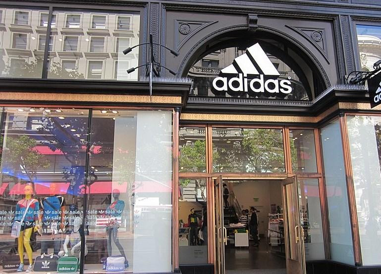 Adidas из-за санкций передаст в субаренду часть магазинов в России