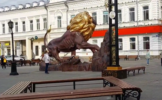 Нашумевший лев с золотыми тестикулами таинственно исчез из Екатеринбурга