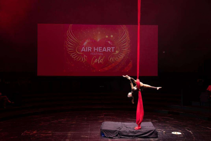 Для всех, кто жить не может без ощущения полета: фестиваль воздушной гимнастики прошел в Москве